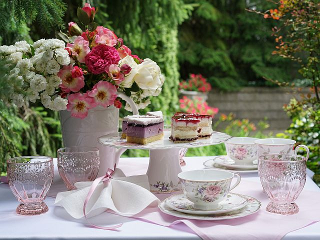 zastawa stołowa na ogroduwym stole