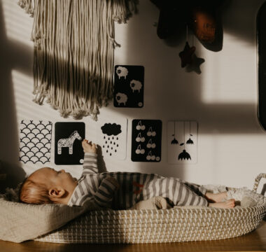 Książeczki sensoryczne dla dzieci – jak rozwijają ich postrzeganie świata?