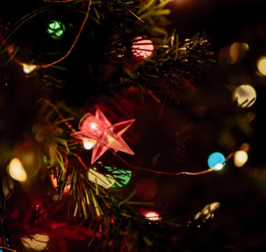 Jak wybrać lampki choinkowe? Świąteczny poradnik