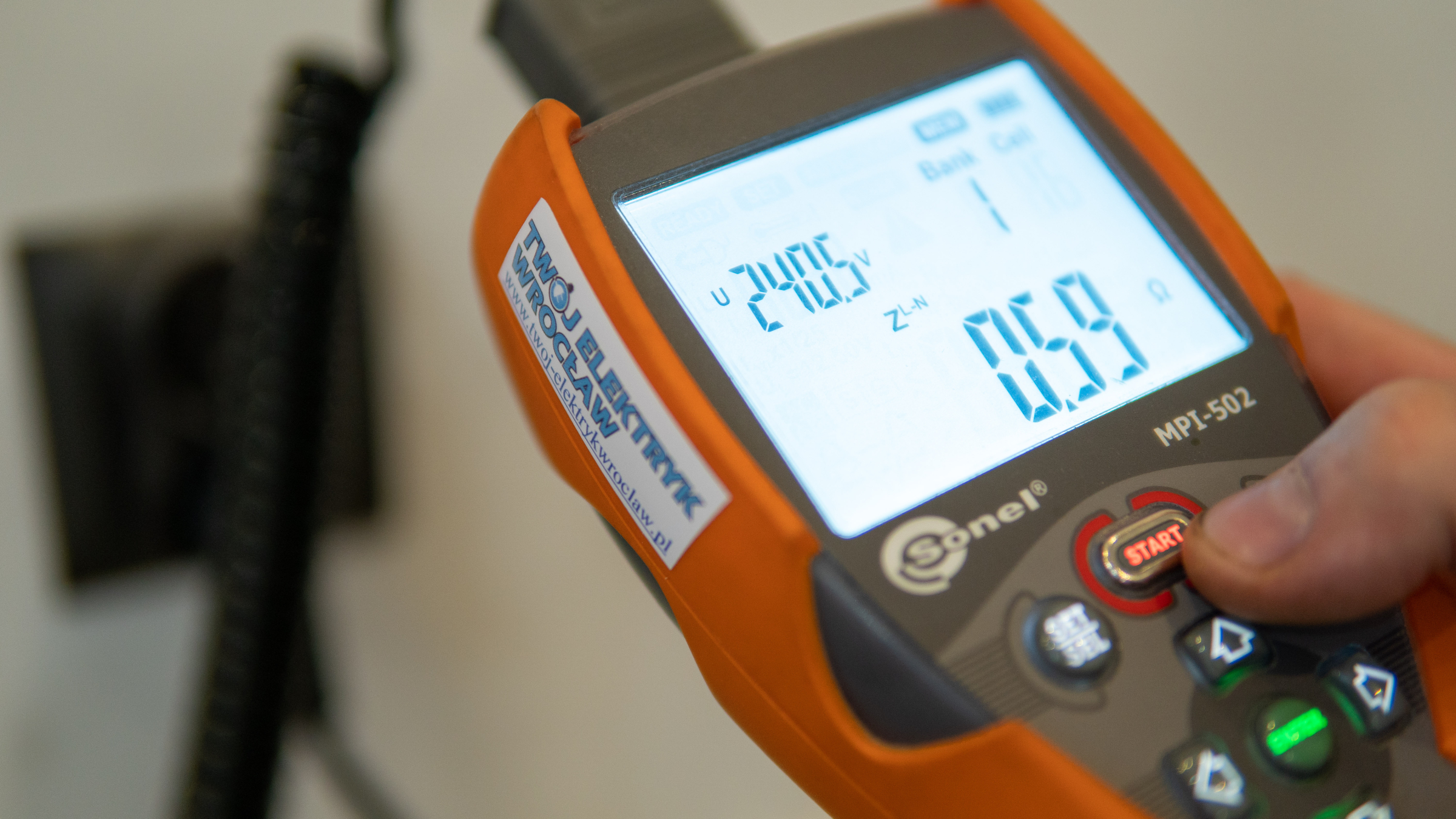 MIernik do pomiarów instalacji elektrycznych