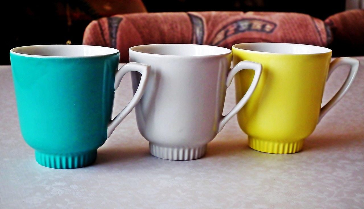 Jak wybrać idealne kubki i filiżanki do domu? Praktyczny przewodnik dla miłośników pięknych wnętrz