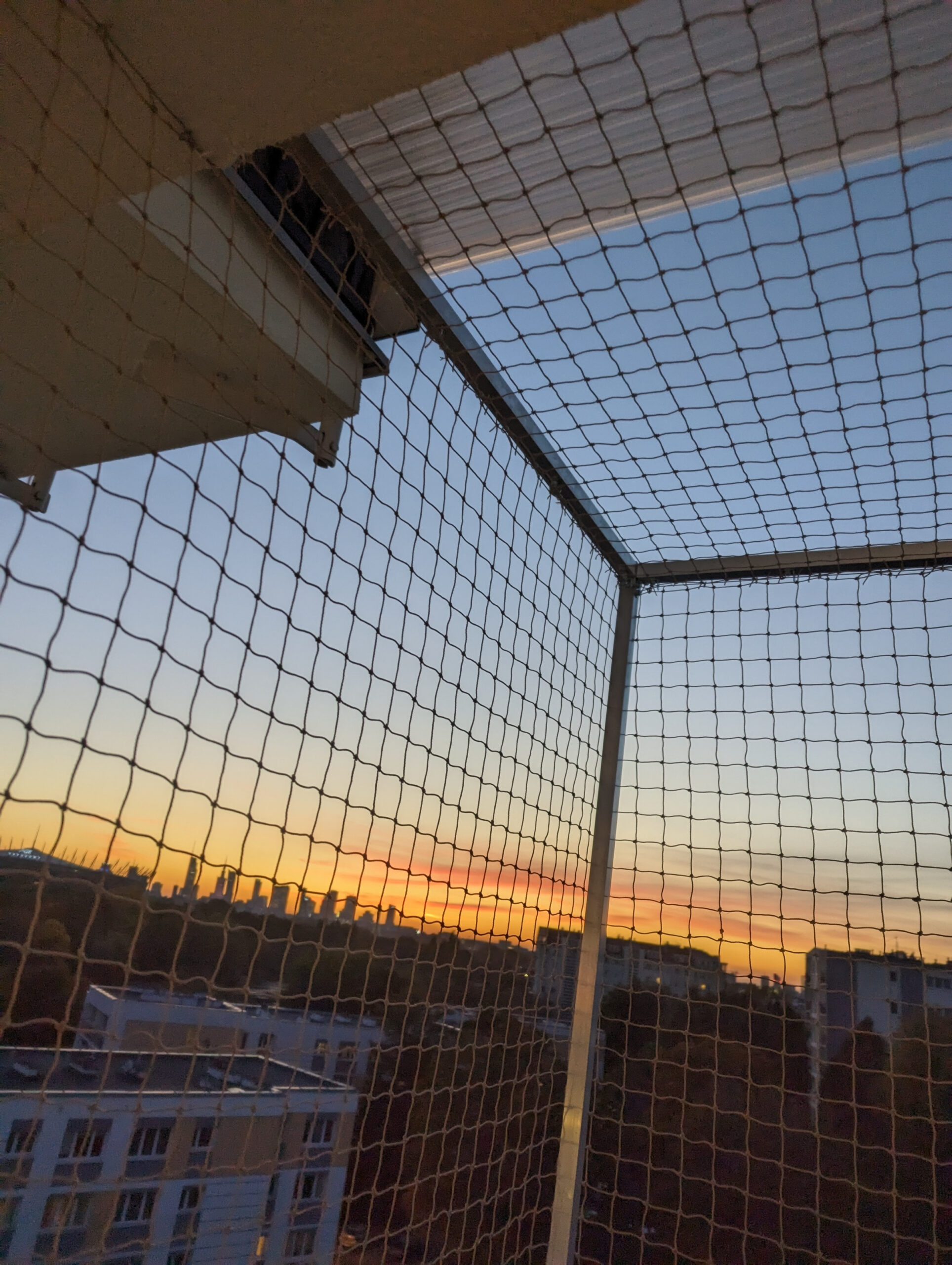 Profesjonalny montaż siatki na wymiar na balkonie z wykorzystaniem stelaża z profili aluminiowych – trwałe mocowanie odporne na warunki atmosferyczne i promienie UV.