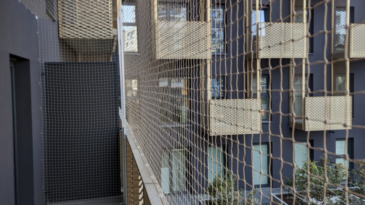 Siatka na balkon – dyskretna ochrona, której nie zauważysz. Estetyka vs. funkcjonalność