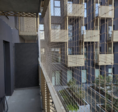 Siatka na balkon – dyskretna ochrona, której nie zauważysz. Estetyka vs. funkcjonalność